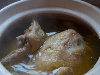 6、山药鸡汤,然后改小火慢熬2小时，关火后加入食盐调味即可