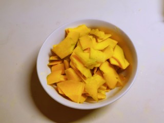 4、奶香南瓜粥,放入一个碗里