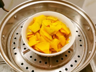 5、奶香南瓜粥,蒸锅水烧开后  放入蒸锅