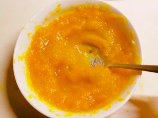 10、奶香南瓜粥,用勺子将南瓜片碾压成南瓜泥