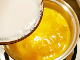 14、奶香南瓜粥,再次煮开之后 放入调好的糯米粉浆