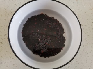 3、红枣黑米粥,黑米洗干净浸泡一夜