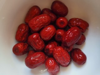 4、红枣黑米粥,红枣洗干净备用