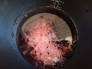 5、红枣黑米粥,大米洗干净和黑米一起加入电饭锅里