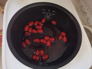 7、红枣黑米粥,加入洗干净的红枣