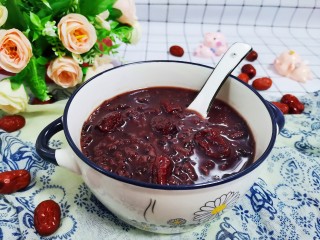 10、红枣黑米粥,盛入碗中，美美的拍一张，完成了！