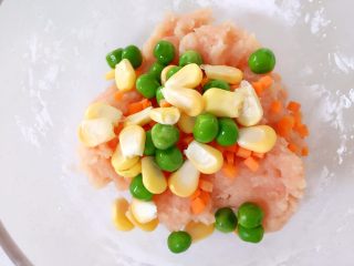 1、鸡肉蔬菜魔方,加入步骤2中煮过的彩蔬颗粒，和一点点盐调味，然后搅拌均匀。