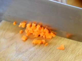 1、小时候外婆经常做的小食，早餐用它配上一碗粥，很上瘾！,葱切末、胡萝卜切丁