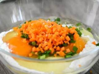 2、小时候外婆经常做的小食，早餐用它配上一碗粥，很上瘾！,面粉中加入鸡蛋、葱花、胡萝卜丁、盐、糖