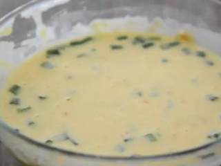 3、小时候外婆经常做的小食，早餐用它配上一碗粥，很上瘾！,加入清水，搅拌均匀