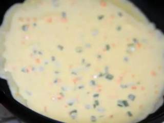 4、小时候外婆经常做的小食，早餐用它配上一碗粥，很上瘾！,锅中留底油，倒入面糊，慢慢转动锅子