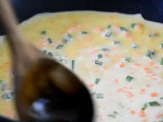 5、小时候外婆经常做的小食，早餐用它配上一碗粥，很上瘾！,待面糊凝固后沿边淋入色拉油