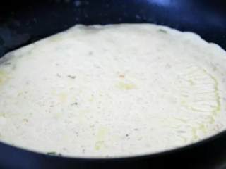 6、小时候外婆经常做的小食，早餐用它配上一碗粥，很上瘾！,一面煎至金黄，翻面再煎至金黄
