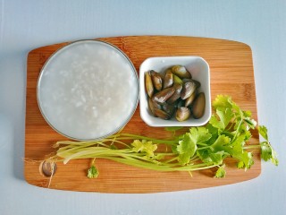 1、补锌-贝类鲜味粥,食材准备:白粥1碗、蛤仔38克、芹菜10克