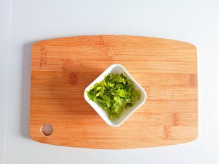 2、补锌-贝类鲜味粥,芹菜洗净切成末