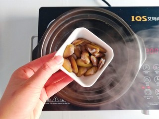 4、补锌-贝类鲜味粥,水开下蛤仔煮至开口