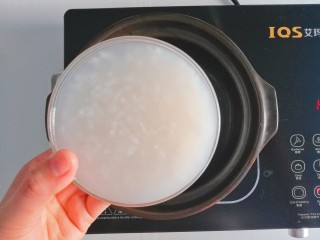 8、补锌-贝类鲜味粥,起锅倒入白粥
