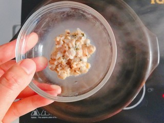9、补锌-贝类鲜味粥,倒入蛤仔肉煮1分钟