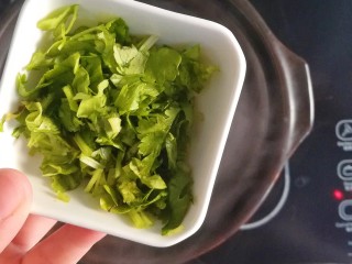 10、补锌-贝类鲜味粥,倒入芹菜末煮1分钟出锅