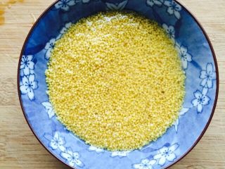 4、百变水果 苹果小米粥,小米清洗一下