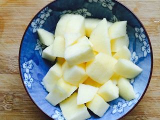 5、百变水果 苹果小米粥,苹果去皮切小块备用