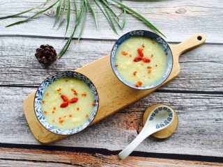 13、百变水果 苹果小米粥,盛在自己喜欢的器皿，枸杞点缀撒桂花