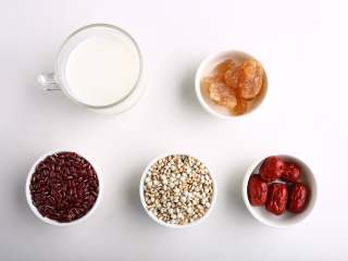 1、电饭煲+奶香赤豆祛湿羹,准备好食材，将赤小豆、薏米洗净，浸泡12小时或者放入冰箱冷冻结冰（2小时左右）