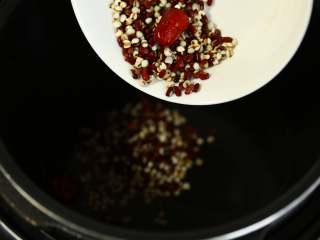 2、电饭煲+奶香赤豆祛湿羹,将薏米，赤小豆，红枣一起放入电饭煲中，加入适量清水，按下煮粥键（煮30分钟左右）即可；