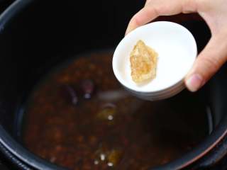 3、电饭煲+奶香赤豆祛湿羹,煮粥键跳闸后，打开电饭煲放入黄冰糖调味；