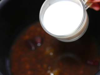 4、电饭煲+奶香赤豆祛湿羹,再倒入牛奶；