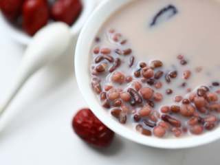 5、电饭煲+奶香赤豆祛湿羹,美味又营养的薏米赤小豆红牛奶羹就做好啦~简单方便，百试不爽~