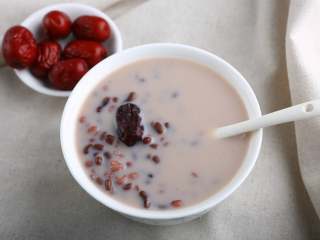 7、电饭煲+奶香赤豆祛湿羹,薏米，赤小豆放入冰箱冷冻后煮更易煮烂哦