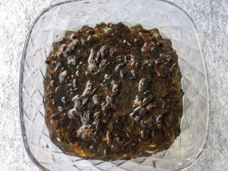 4、梅菜扣肉,梅菜洗净用温水浸泡