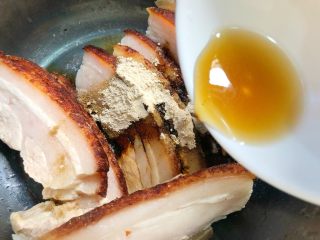 17、梅菜扣肉,放入10g料酒