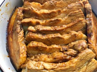 21、梅菜扣肉,腌制好拿出来，把五花肉码到盘底，皮朝下