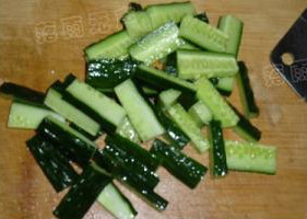 4、出水芙蓉虾仁,黄瓜切成小条