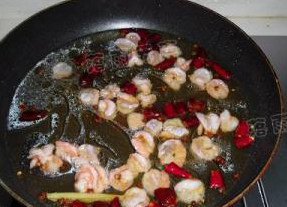 7、出水芙蓉虾仁,加热水