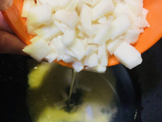 8、山药枸杞粥,加入山药