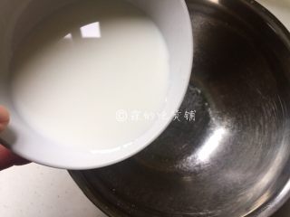 1、香蕉葡萄干麦芬,先把牛奶倒入容器里