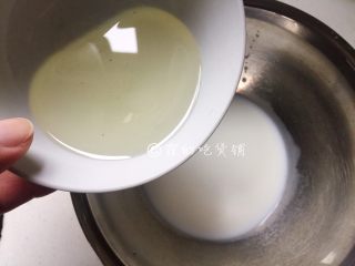 2、香蕉葡萄干麦芬,接着倒入油