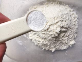 4、香蕉葡萄干麦芬,低粉中加入泡打粉和小苏打，混合均匀