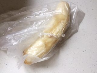 5、香蕉葡萄干麦芬,香蕉剥去外皮，放入保鲜袋中