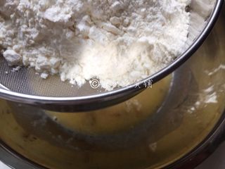 7、香蕉葡萄干麦芬,低粉混合物过筛，也加入蛋油糊中，随后用橡皮刮刀拌匀
