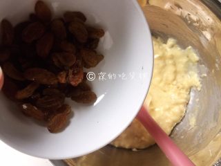 8、香蕉葡萄干麦芬,最后倒入葡萄干，再次拌匀