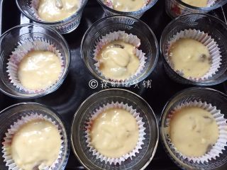 9、香蕉葡萄干麦芬,舀入蛋糕纸托中，再放入模具中