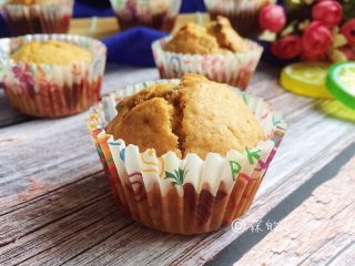 10、香蕉葡萄干麦芬,烤箱预热，180度，25分钟左右（具体时间、温度请根据自家烤箱灵活设定）