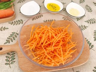 2、海陆双拼：虾皮胡萝卜鸡蛋饼,胡萝卜去皮擦成细丝