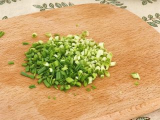 3、海陆双拼：虾皮胡萝卜鸡蛋饼,蒜苗切成细末