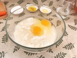 5、海陆双拼：虾皮胡萝卜鸡蛋饼,倒入适量清水