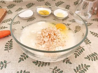 6、海陆双拼：虾皮胡萝卜鸡蛋饼,放入虾皮